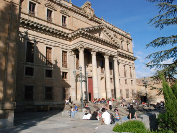 Exterior de la Facultad de Filología. Palacio de Anaya con estudiantes en las escaleras